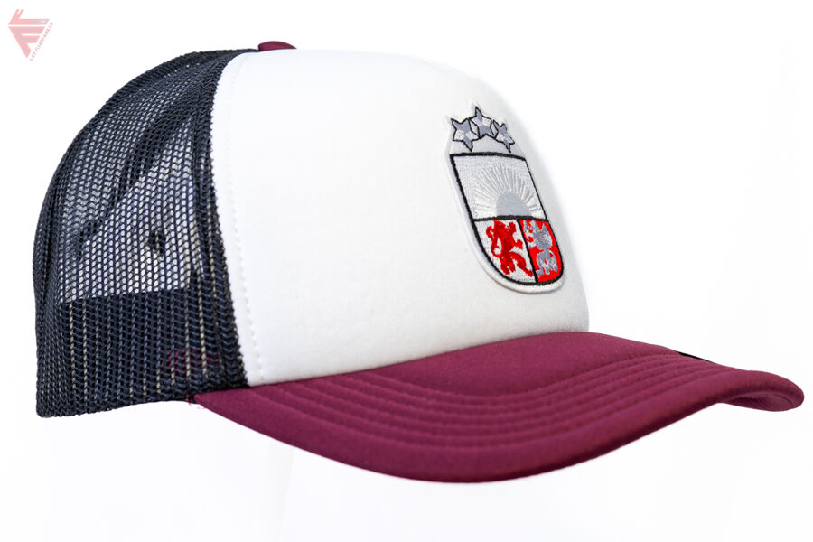 Latvijas fana cepure, klasisks Mazais Ģerbonis /balta/bordo
