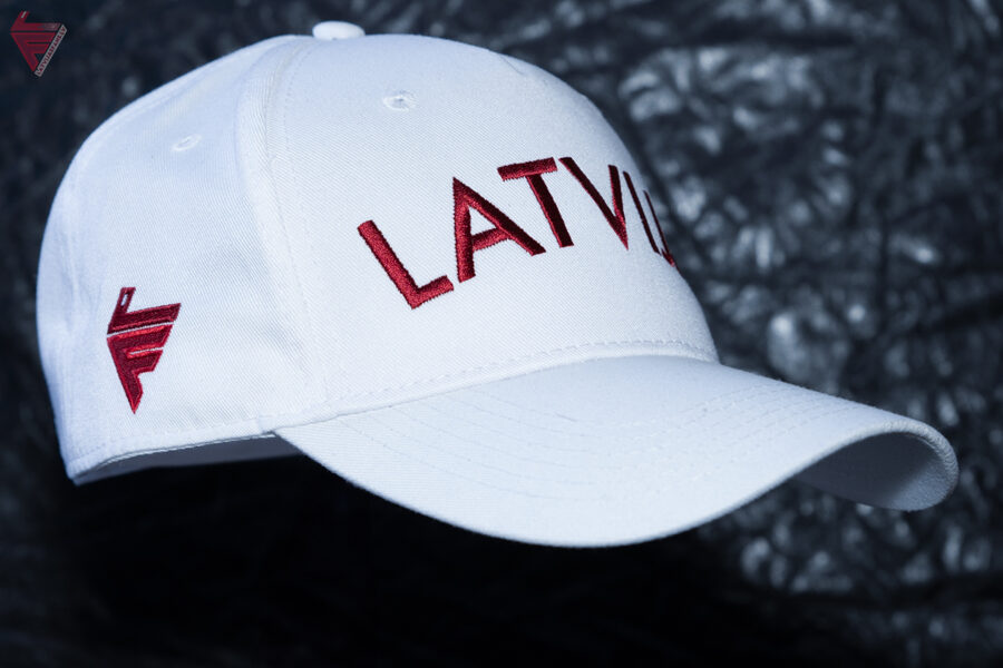 Cepure, Latvija + karogs, balta
