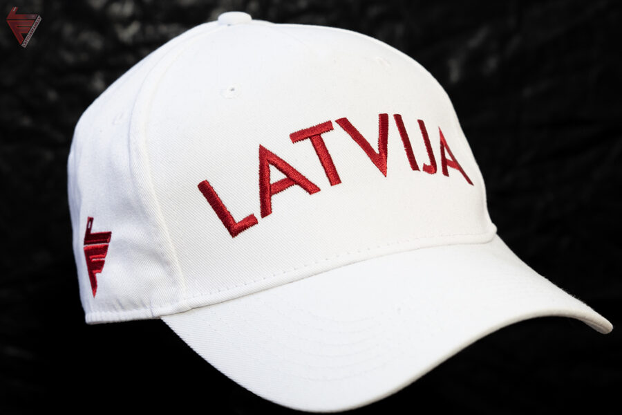 Cepure, Latvija + karogs, balta